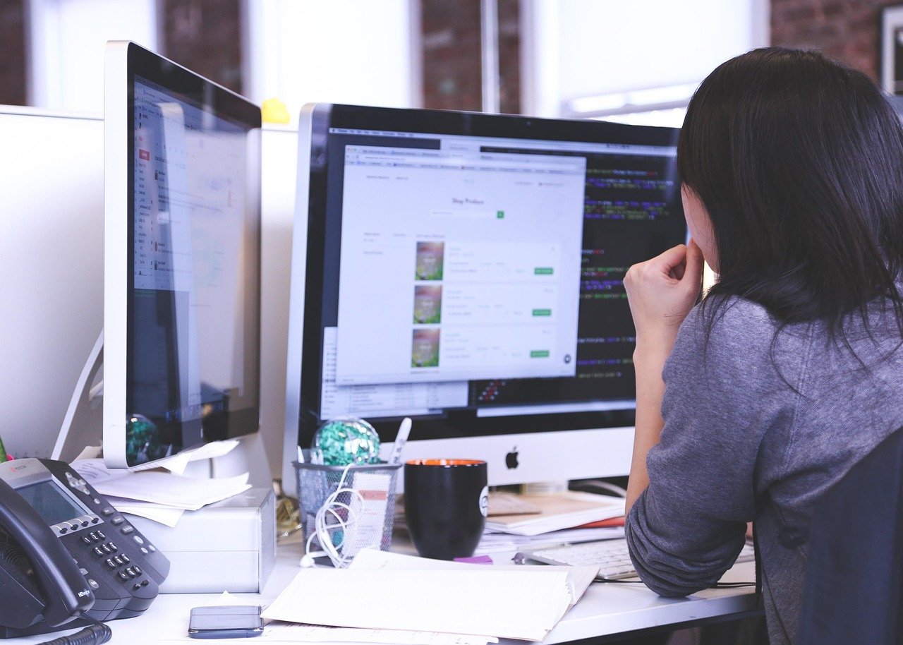 Illustration of a strategist organizing question headings and answer blocks for answer engine optimization.
