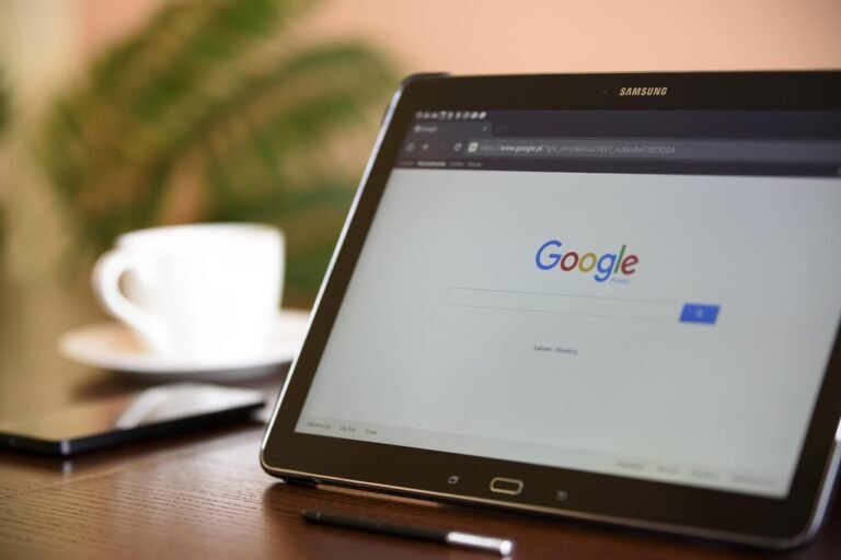Illustration showing a Google featured snippet with paragraph, list, table, and video content formats.